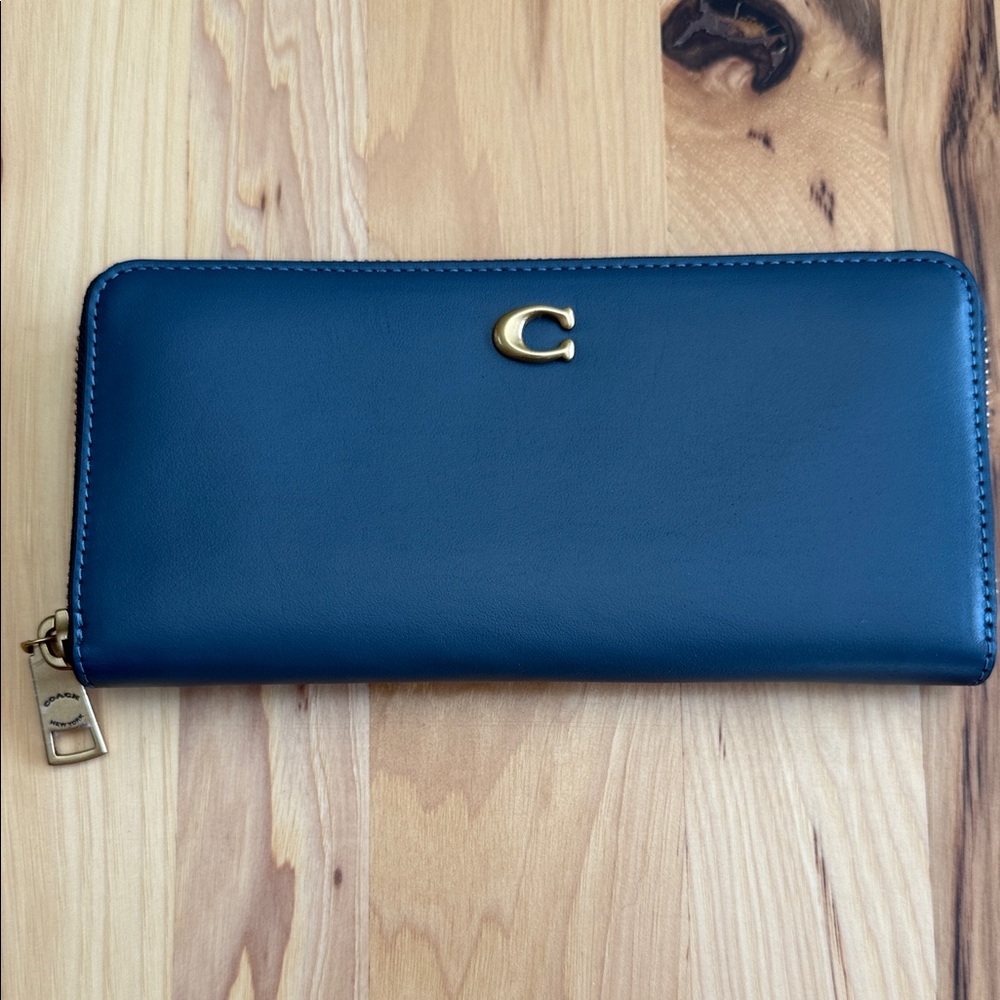 Coach Essential Slim Accordion Zip Wallet